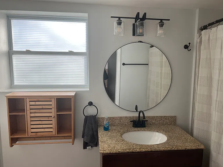 Downstairs bathroom with shower/bathtub