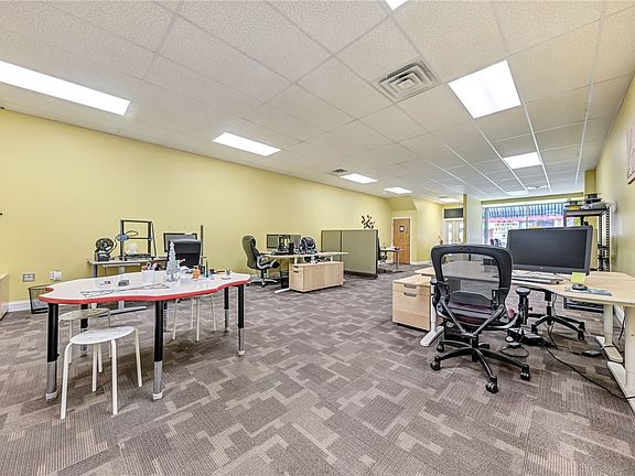 4th image of 568 Merchant St