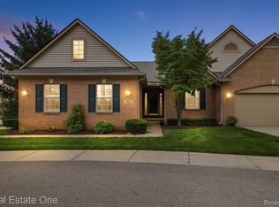 8028 Springdale Dr, White Lake, MI 48386