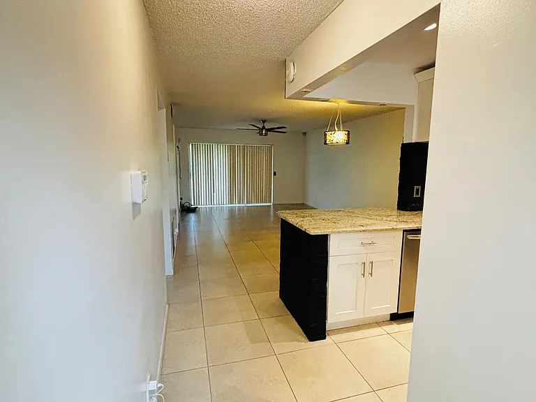 386 Bennington Ln — Photo 2