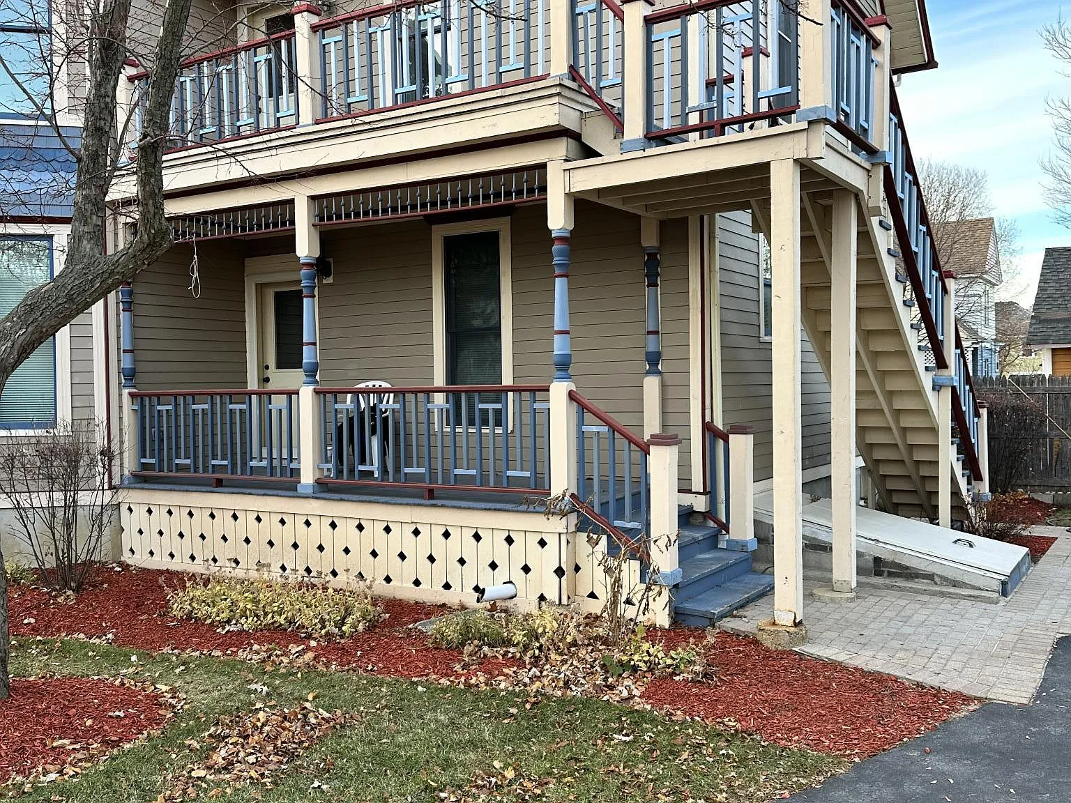 465 Saint Charles St — Photo 4