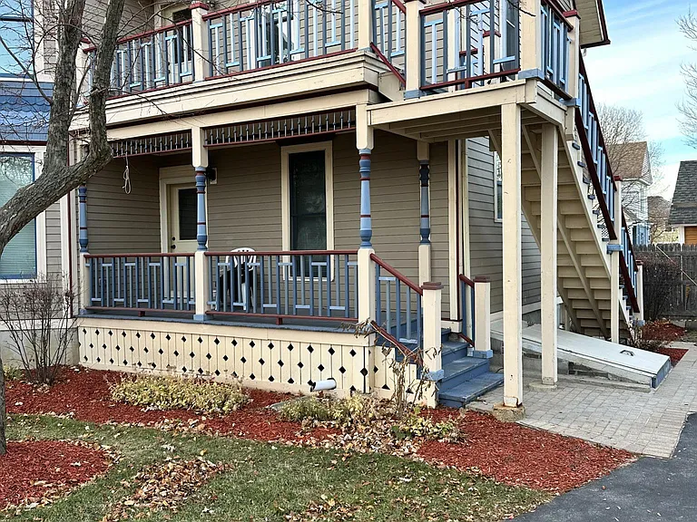 465 Saint Charles St — Photo 4