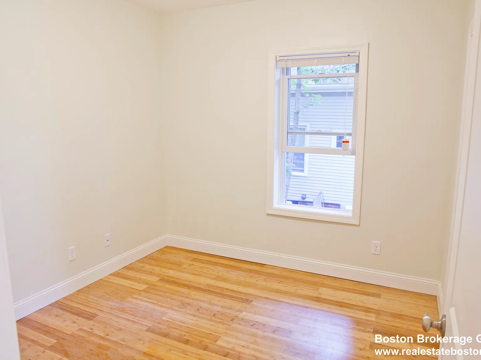 4 bed, 9999 sqft, $4,300 — Photo 4