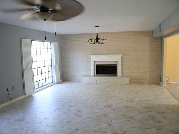 5th image of 4827 W Country Club Dr