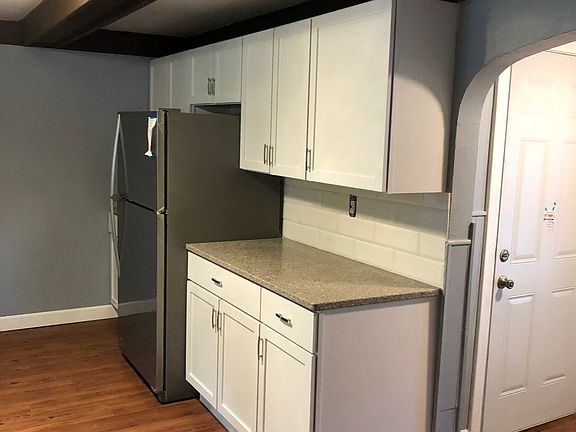 4th image of 904 E Washington St