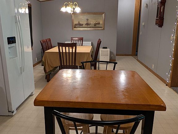 3rd image of 3945 Maple St
