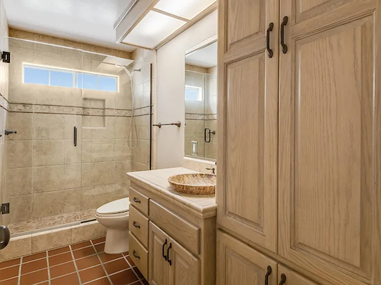 1524 Steinhart Ave — Photo 13