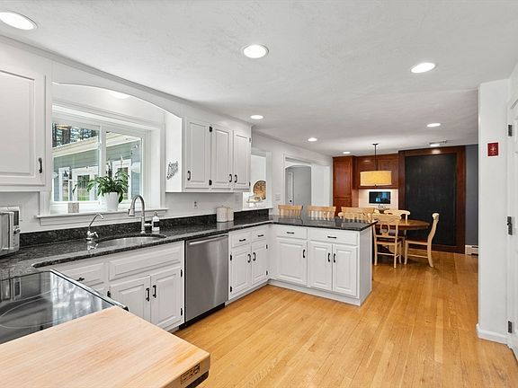 5th image of 43 Maple St