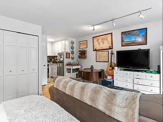 Rented by SERHANT. | media 7