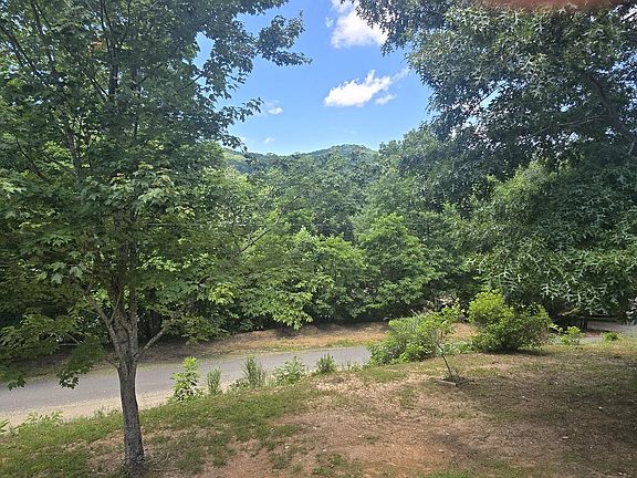 4th image of 33 Fieldcrest Dr