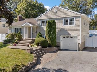 21 Eleanor Rd, Plainview, NY 11803