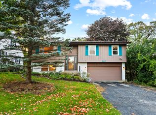 207 Hawthorne Rd, Lake In The Hills, IL 60156