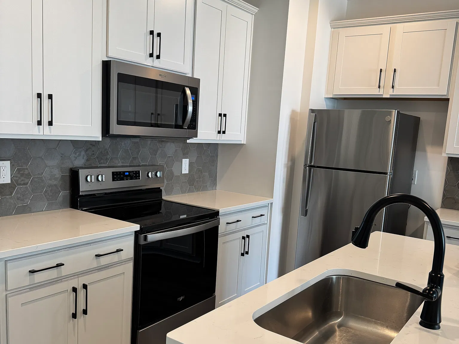 3 bed, 2.5 bath, 1726 sqft, $2,250 — Photo 2