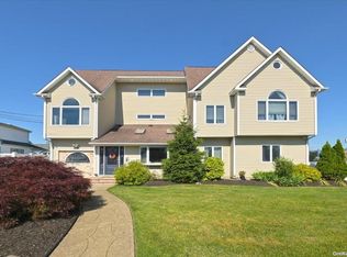 2390 Riverside Dr, Wantagh, NY 11793