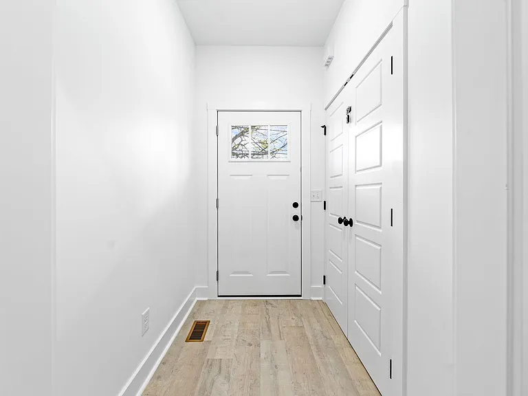 956 Clark St — Photo 4