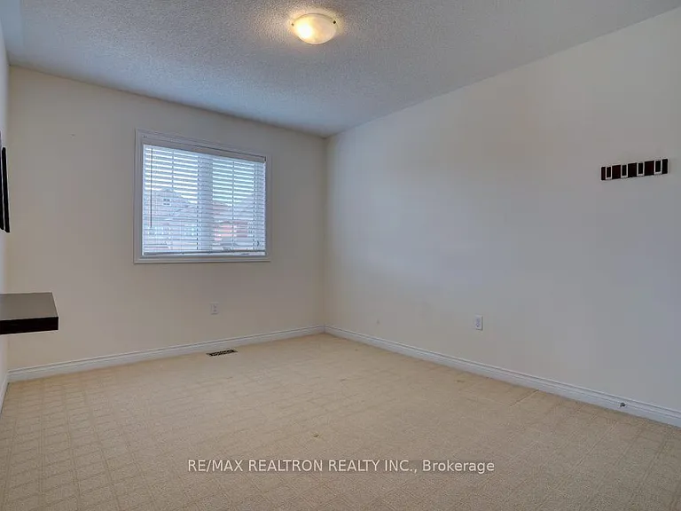 21 Shapland Cres — Photo 17