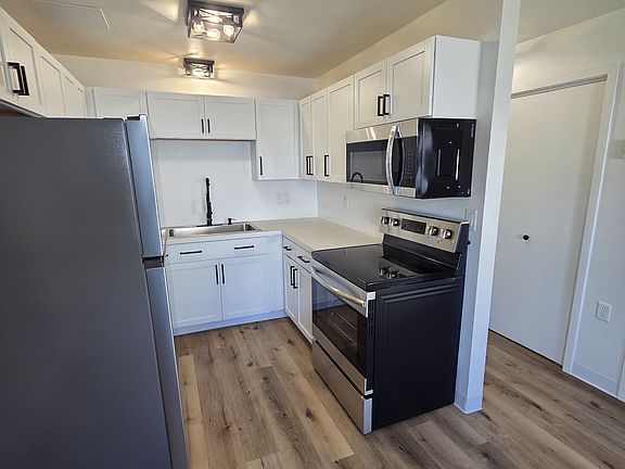 2nd image of 300 Dewey St #5