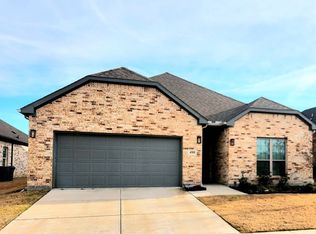 490 Oak Creek Dr, Lavon, TX 75166