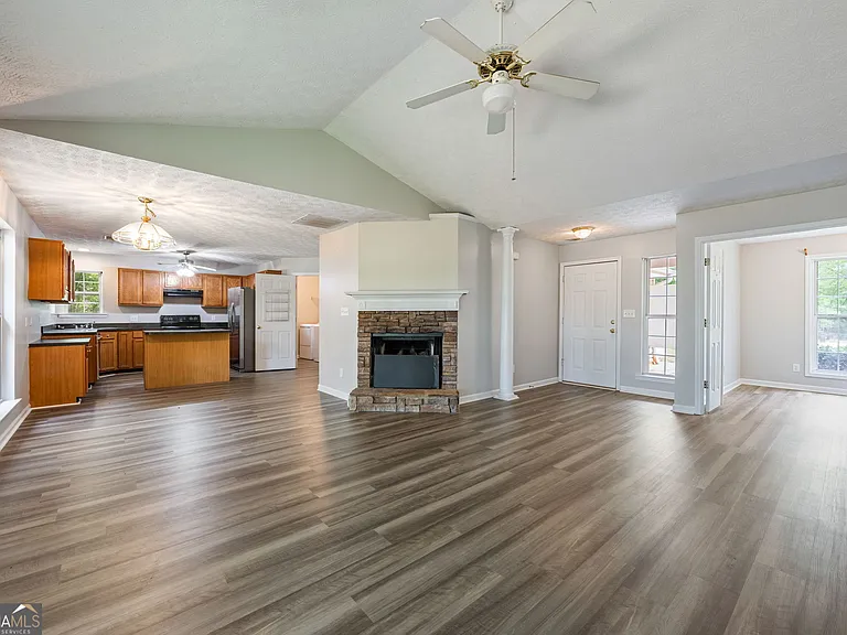 209 Garrison Chase — Photo 4