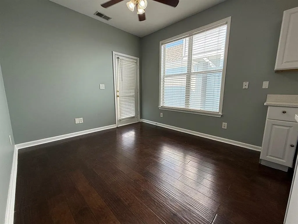 3 bed, 2.5 bath, 1715 sqft, $2,500 — Photo 4