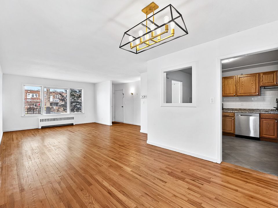 Spacious Large Living Room with Formal Dining RoomSpace - Just Beautiful Room !