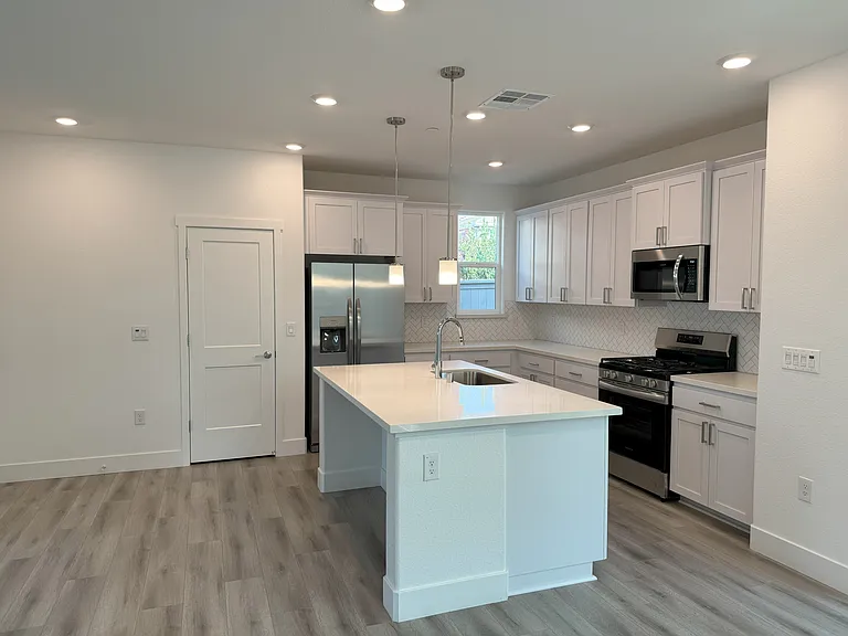 2035 Grady Cir — Photo 3