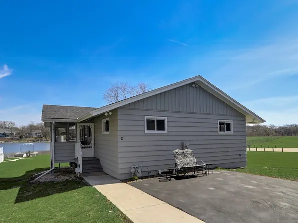 2 Holiday Dr, Somonauk, IL 60552