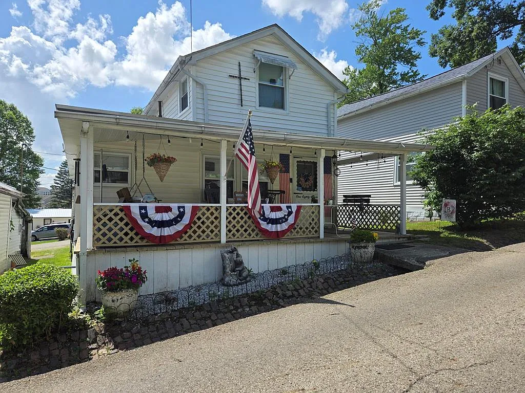 187 9th St photo 1
