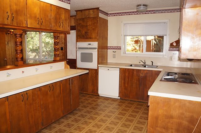 1st image of 8 Stanford Dr