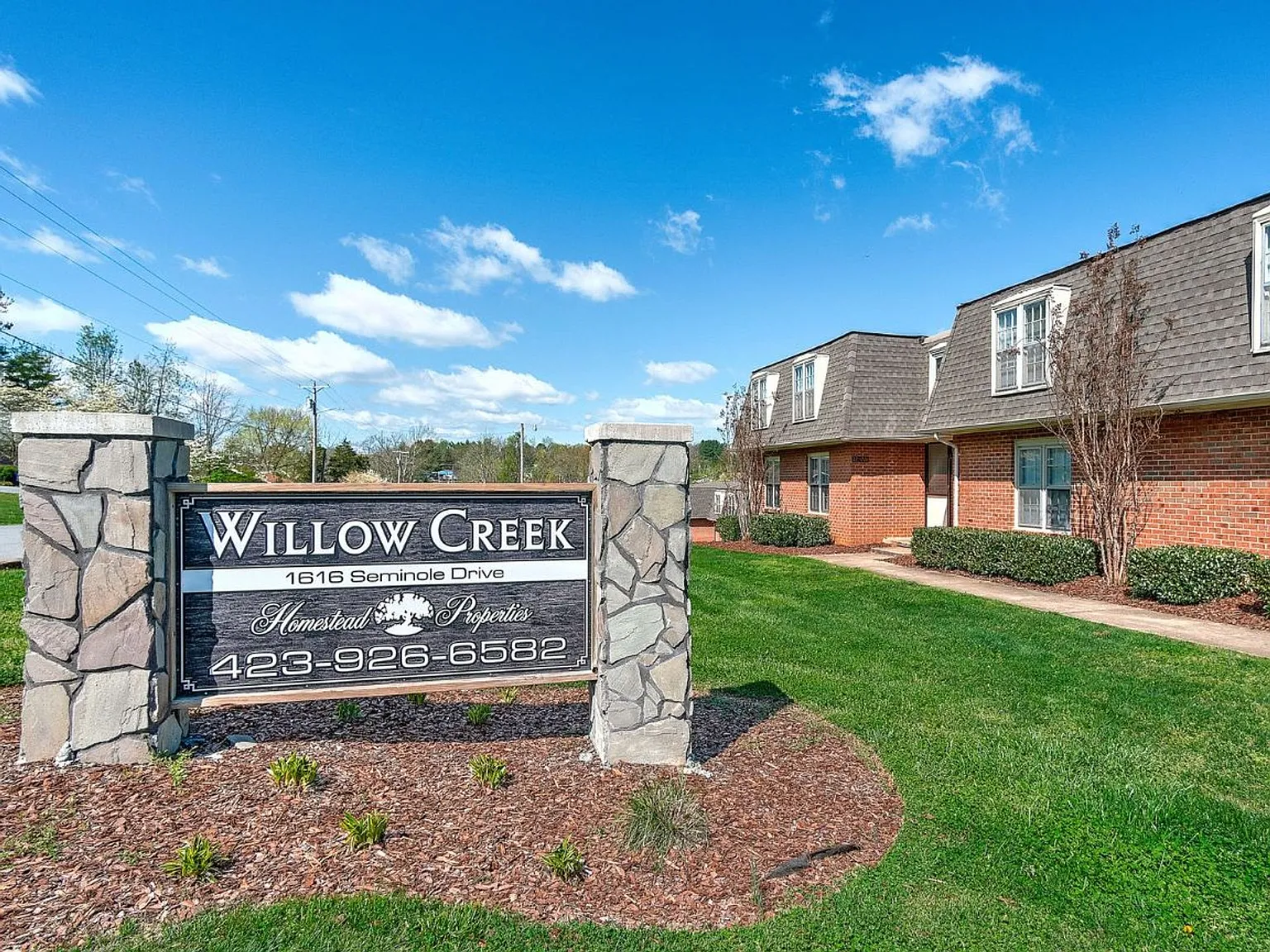 Willow Creek Apartments — Photo 1