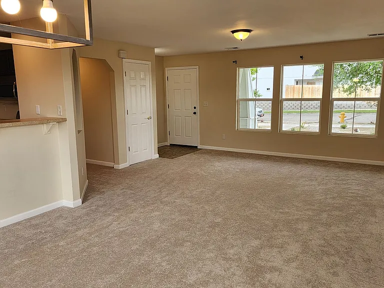 1435 Honey Locust Ave — Photo 7
