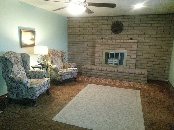 Lrg living room w/ fireplace