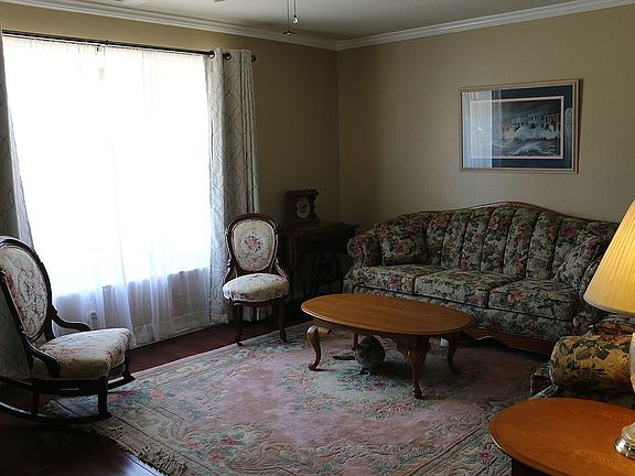 Living Room w Bay Window