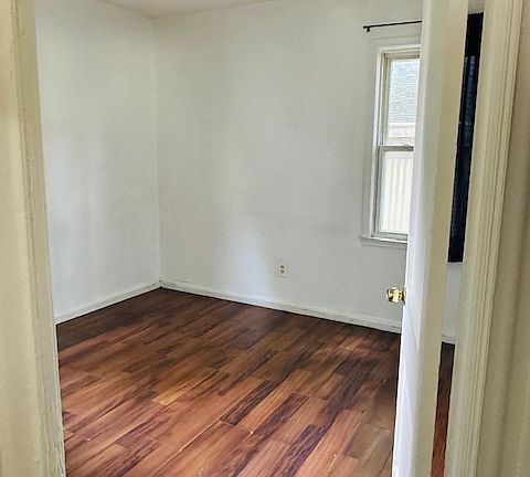 4th image of 242 Spencer Ln