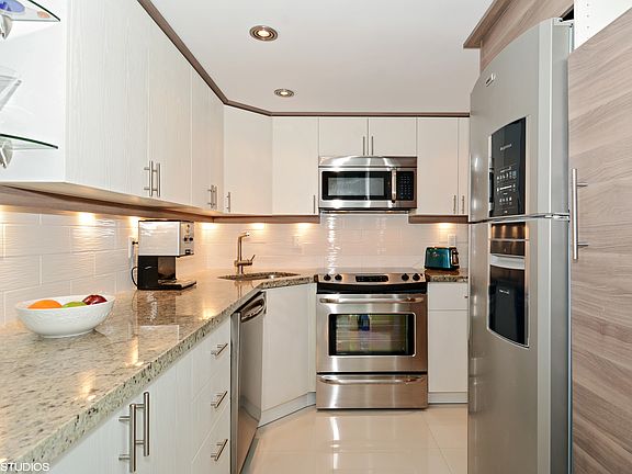 2nd image of 800 West Ave Penthouse 6