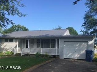 908 Circle Dr, Mc Leansboro, IL 62859