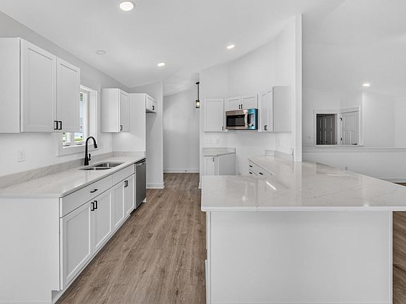 4th image of W206N16178 Stonebrook DRIVE