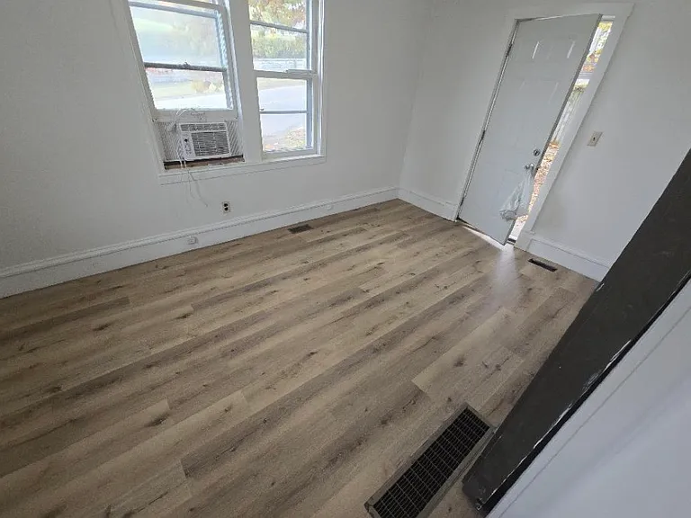 412 Division St — Photo 2