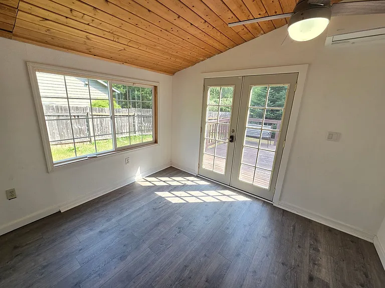 1290 NE Fairgrounds Rd — Photo 23