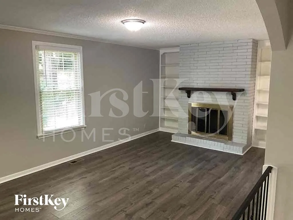 3 bed, 1.5 bath, 1815 sqft, $2,345 — Photo 3