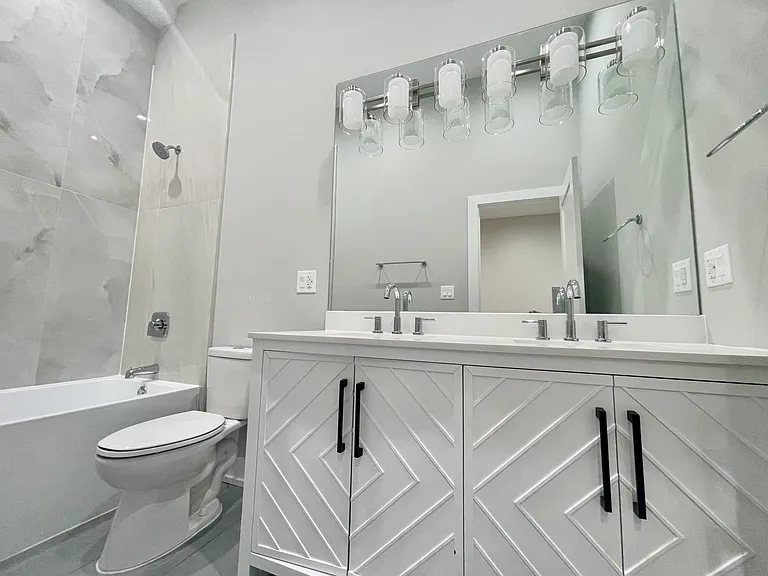 2158 W 18th St #2 — Photo 6