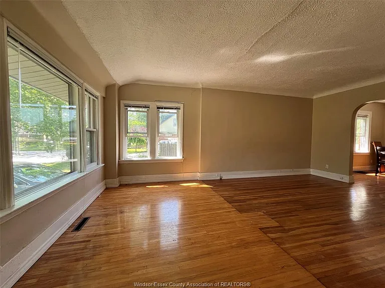 2423 Princess Ave — Photo 7