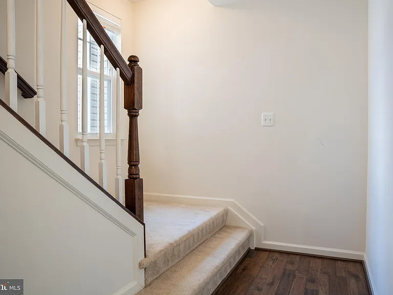 42243 Canary Grass Sq — Photo 42