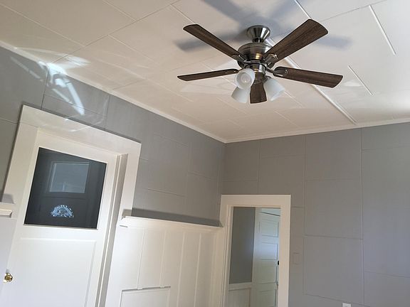 LR with entrance to bedroom (left) and into kitchen (right).