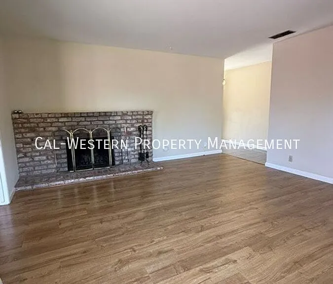 1521 Jasper Dr — Photo 4