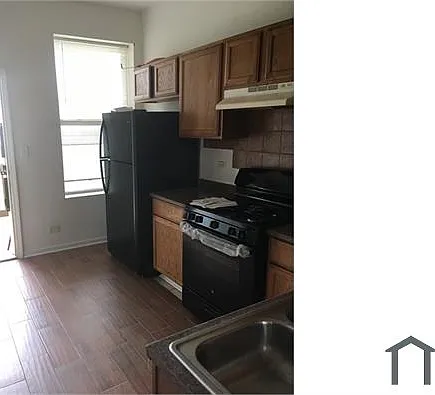 4 bed, 1100 sqft, $1,100 — Photo 3