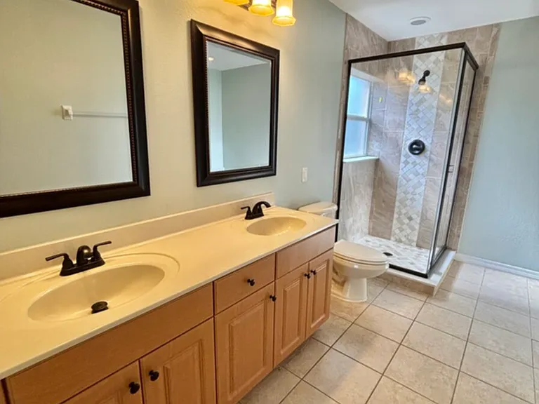 1405 Trafalgar Pkwy — Photo 36