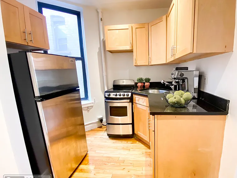 330 E 93rd St #5B — Photo 3