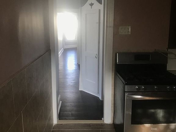 5th image of 209 Jewett Ave