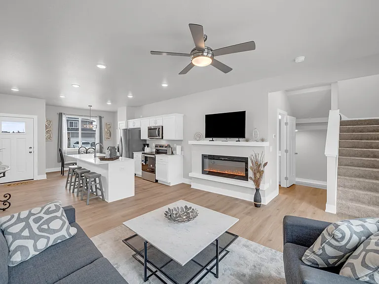 690 SE Drumlin Dr — Photo 3